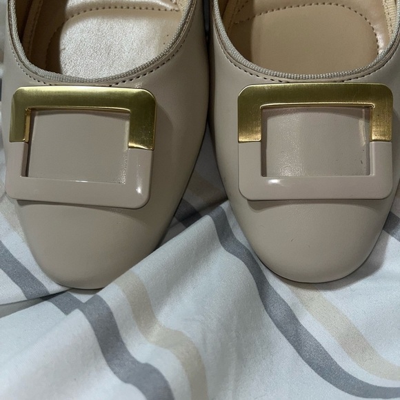 Adrienne Vittadini cream & tan flats with Gold & Cream Design on top Sz 8.5 - Picture 2 of 8